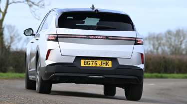 Vauxhall Grandland в движении, задний ракурс